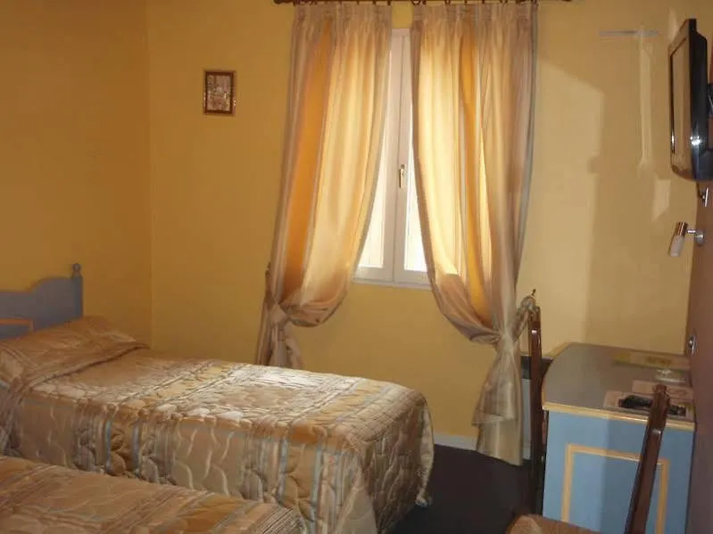 Hotel Azalées à Tournon-sur-Rhone 3*,