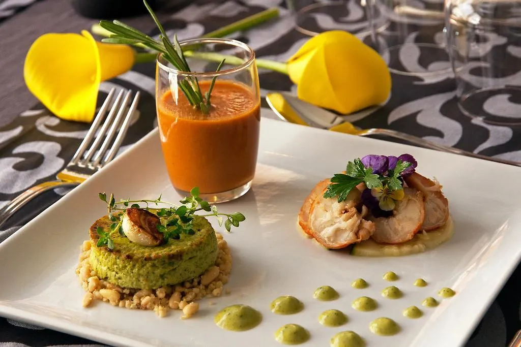 Logis Hotel Restaurant Azalees トゥルノン・シュル・ローヌ